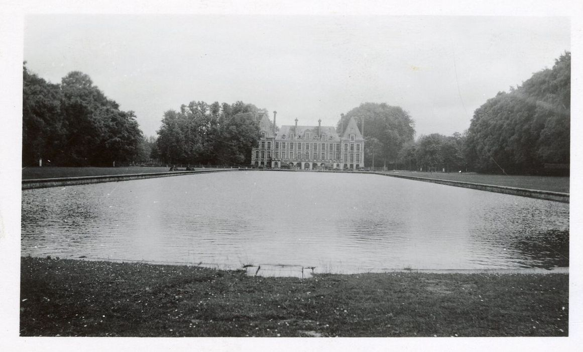 vue générale du château dans son environnement depuis le Sud-Ouest