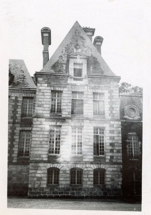 façade sud-est, pavillon de droite, vue partielle