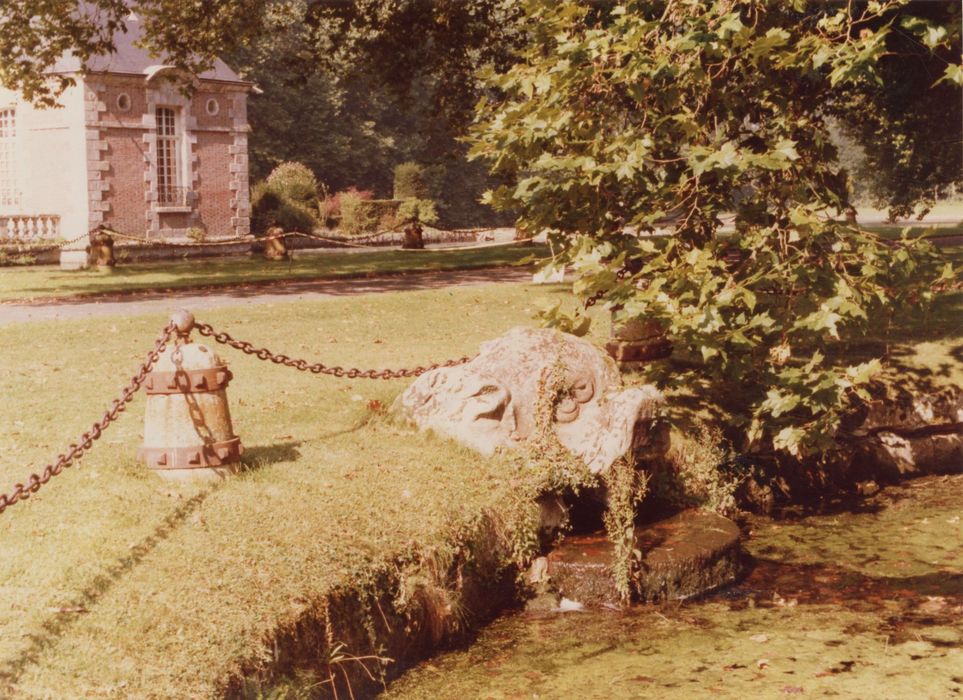 extrémité du canal de droite, détail d’une bouche de fontaine