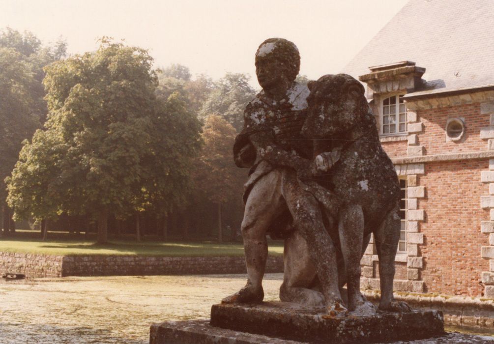 groupe sculpté : Enfant au chien