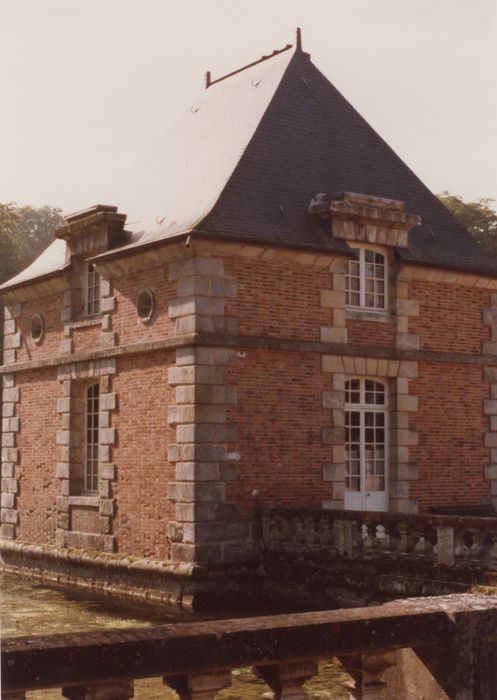 pavillon situé à l’angle nord-ouest de la cour d’honneur