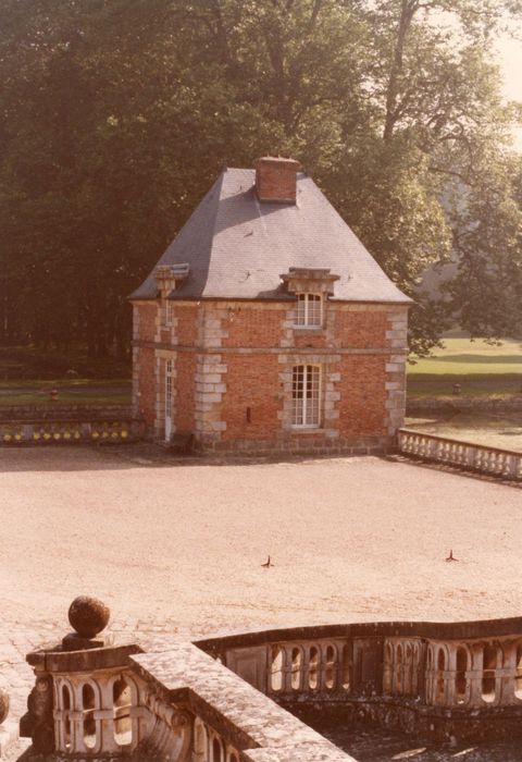 pavillon situé à l’angle nord-est de la cour d’honneur