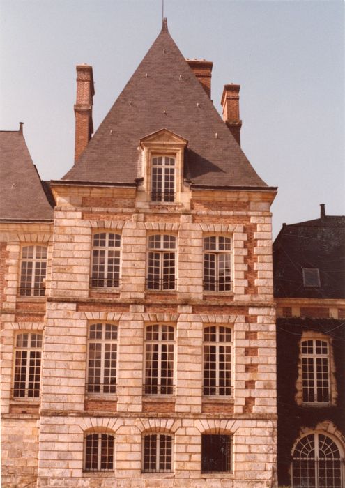 façade sud-est, pavillon de droite, vue partielle