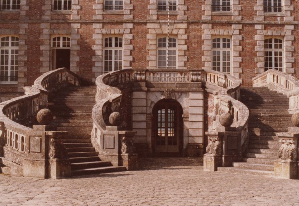 escalier d’accès au perron de la façade sud-est