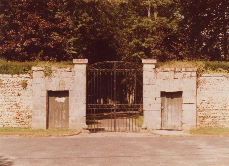 grille d’accès permettant le relier le château au village