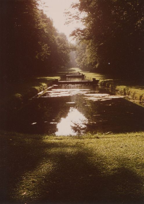 parc, allée d’eau en cascade à droite de l’axe médian