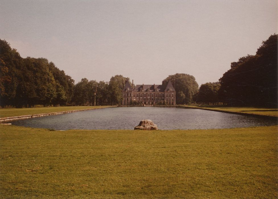 vue générale du château dans son environnement depuis le Sud-Ouest