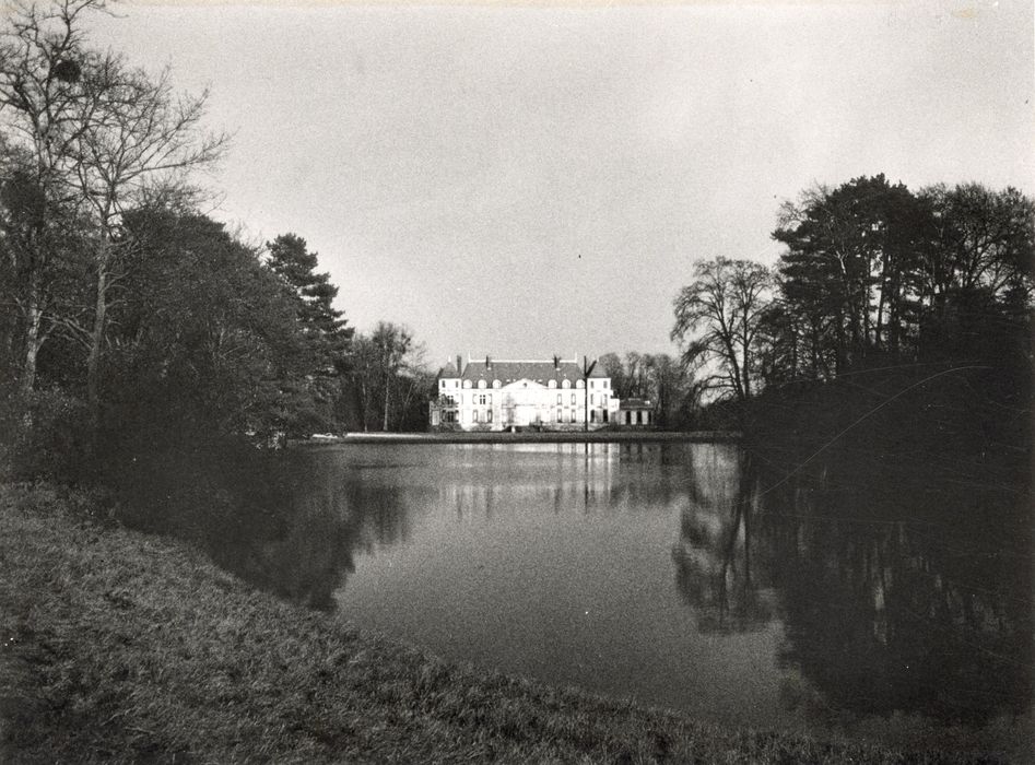 vue générale du château dans son environnement depuis l’Ouest