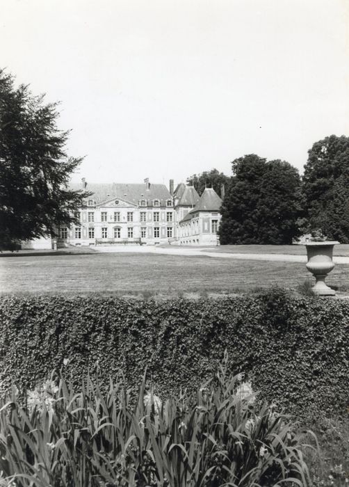 vue partielle du château dans son environnement depuis l’Est