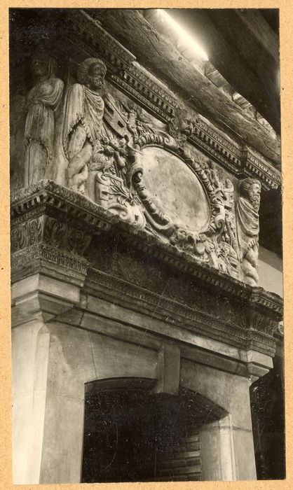 rez-de-chaussée, salle à manger, cheminée monumentale