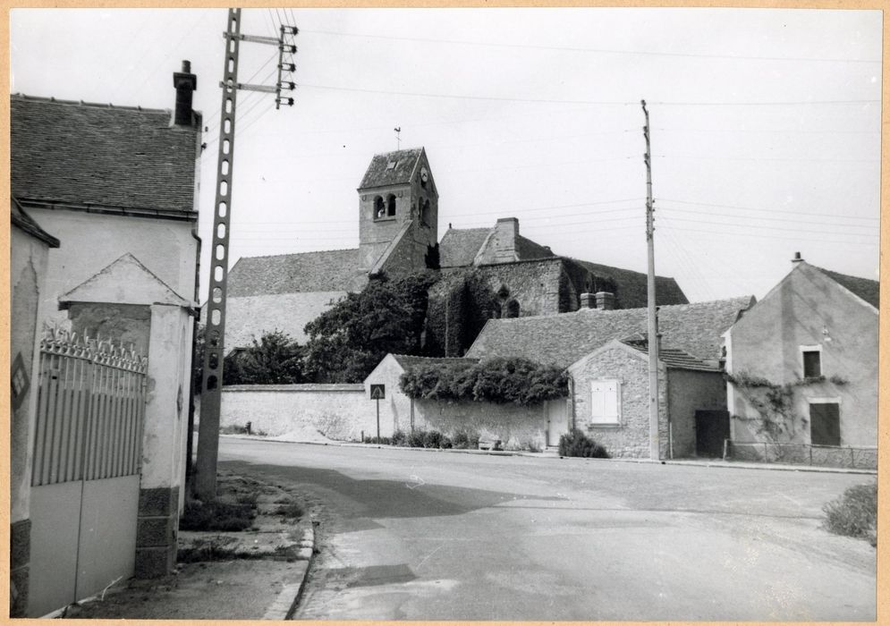 vue partielle de l’église dans son environnement depuis le Sud-Est