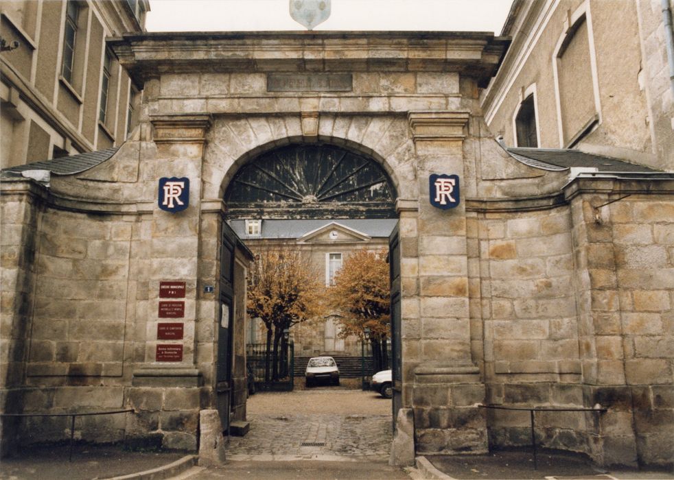 portail d’accès sud sur rue d’accès à la cour intérieure