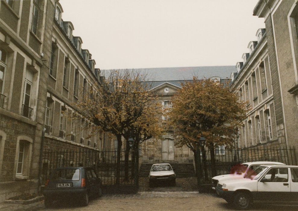 cour sud, vue partielle des façades des bâtiments