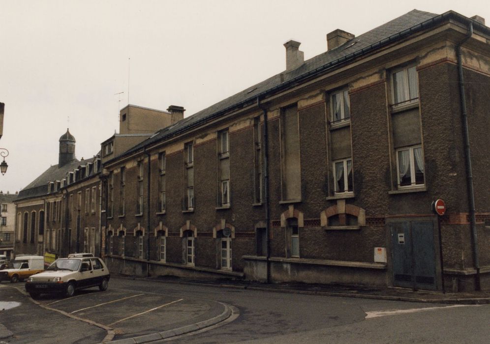 aile est, façade sur rue