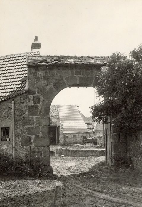 portail d’accès sur rue à la cour intérieure