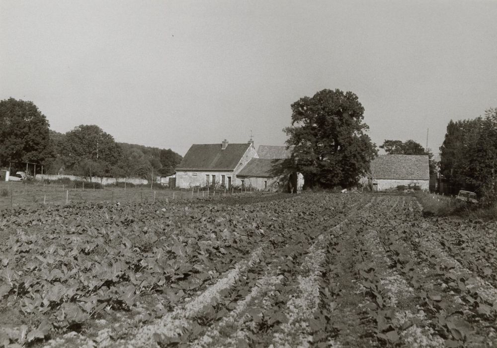 vue partielle des bâtiments dans leur environnement