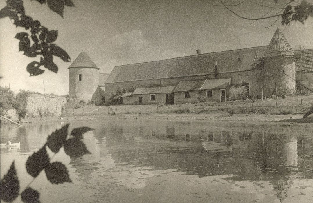 vue partielle des bâtiments dans leur environnement depuis le Nord