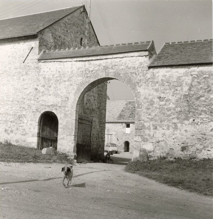 portail d’accès sud sur rue à la cour intérieure