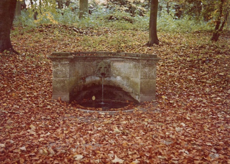 fontaine située à proximité du nymphée