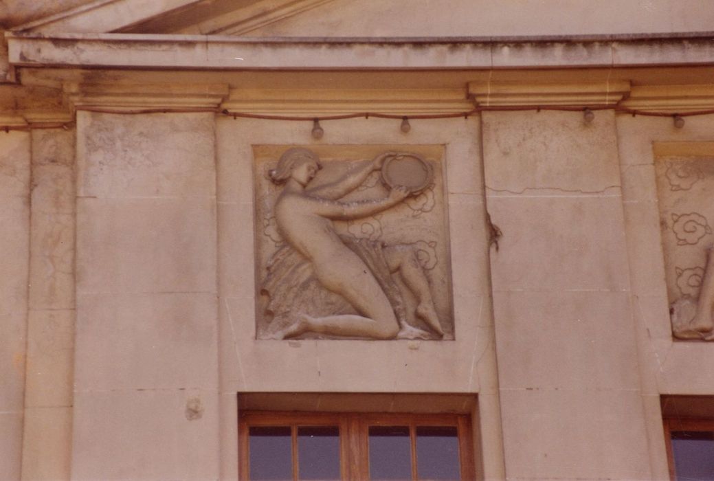 façade nord, détail d’un bas-relief