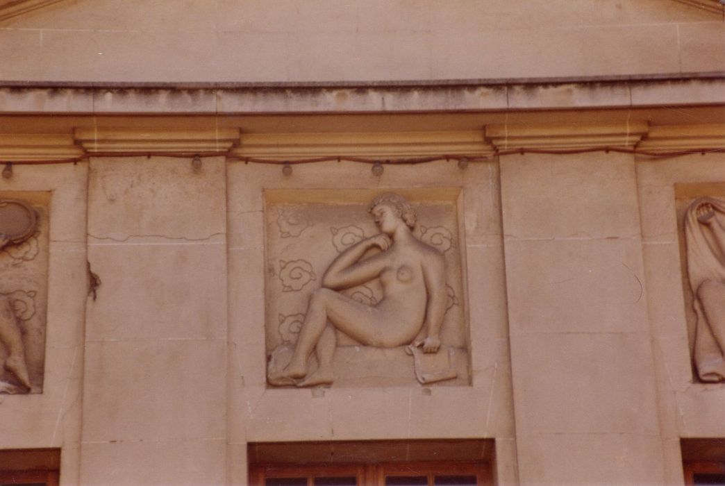 façade nord, détail d’un bas-relief