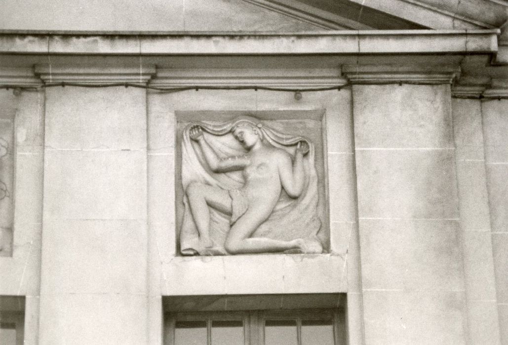 façade nord, détail d’un bas-relief