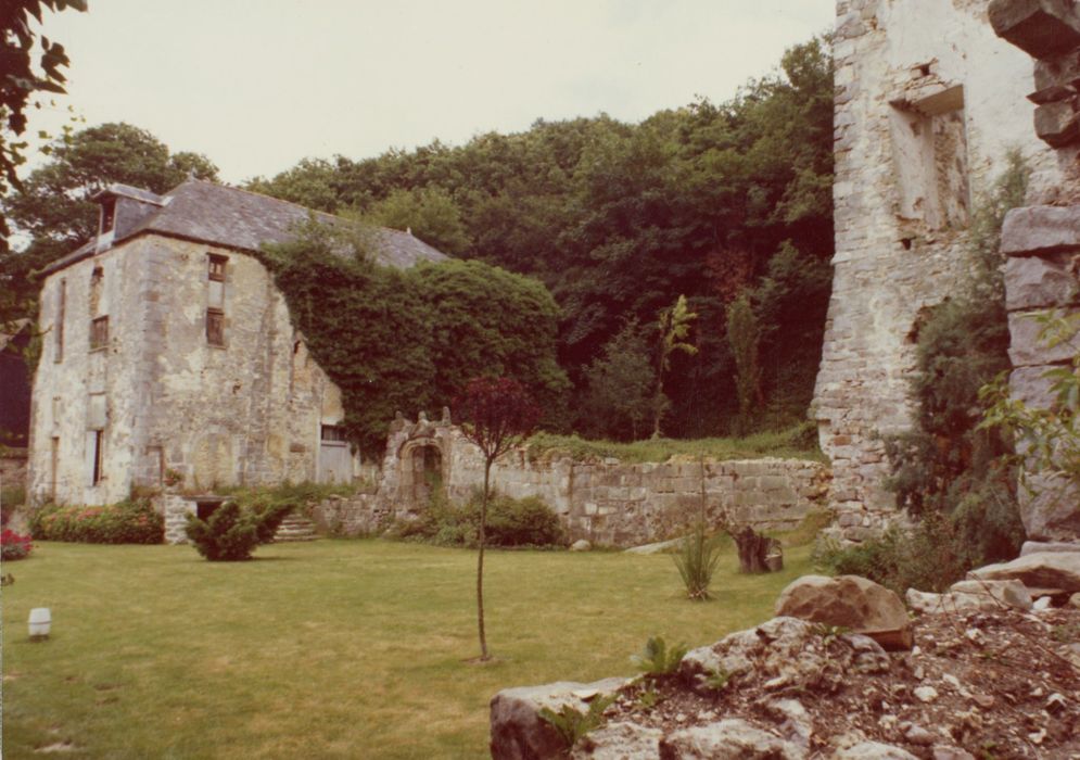 vue générale des vestiges de l’ancien château depuis le Nord