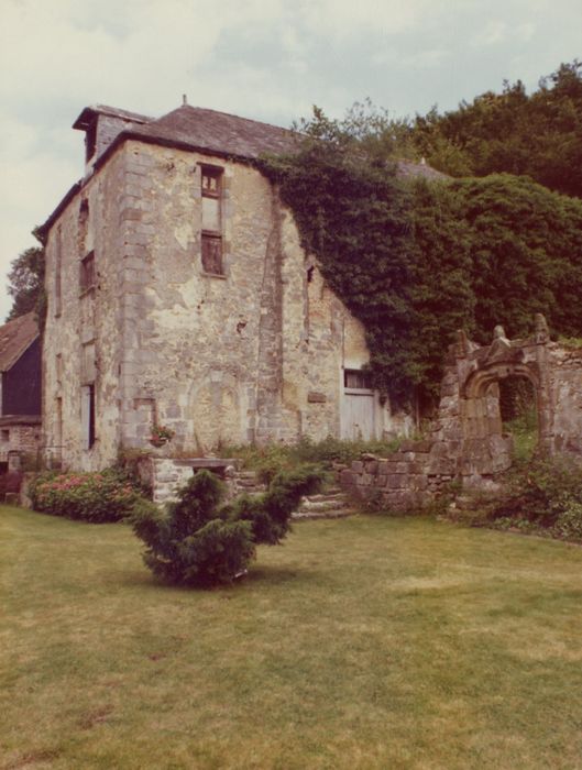 vue partielle des vestiges de l’ancien château depuis l’Ouest