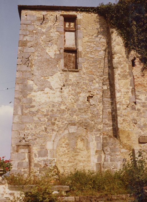 vue partielle des vestiges, façade ouest