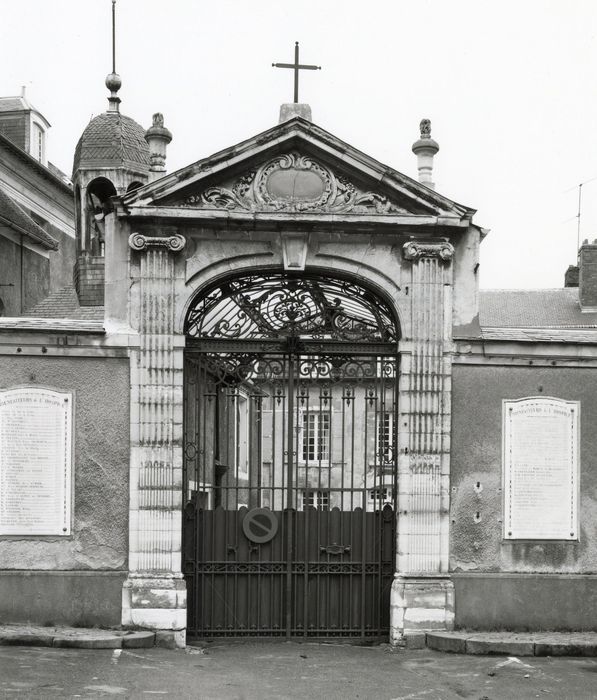 portail d’accès sur rue d’accès à la cour intérieure