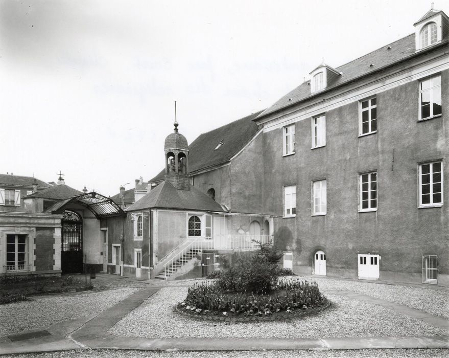 cour intérieure, vue partielle des façades