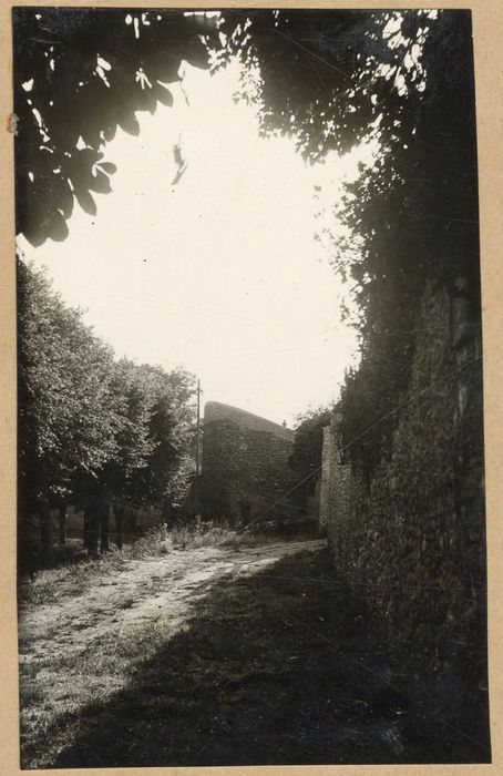 vue partielle des remparts, tour du Loup