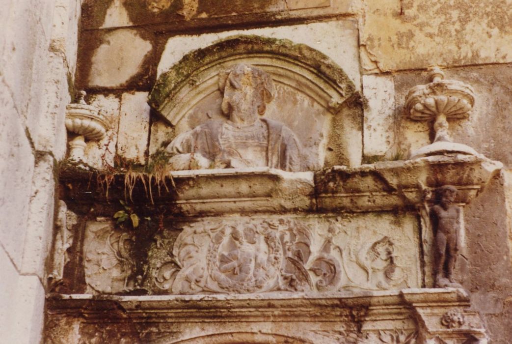 aile ouest, façade est sur cour, détail du tympan de la porte d’accès