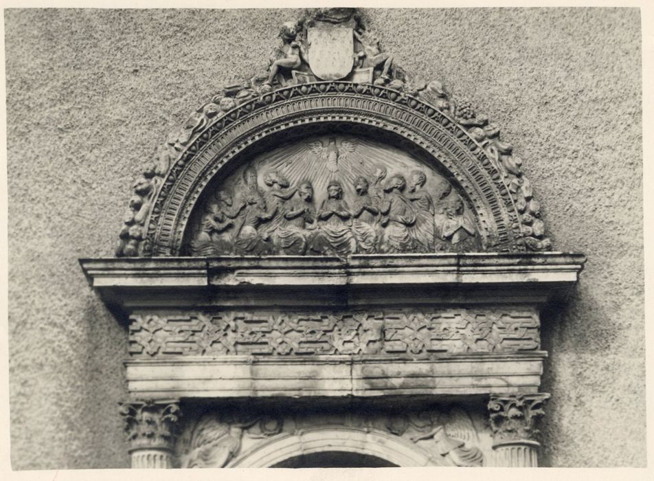 porte d’accès sur cour, détail du tympan