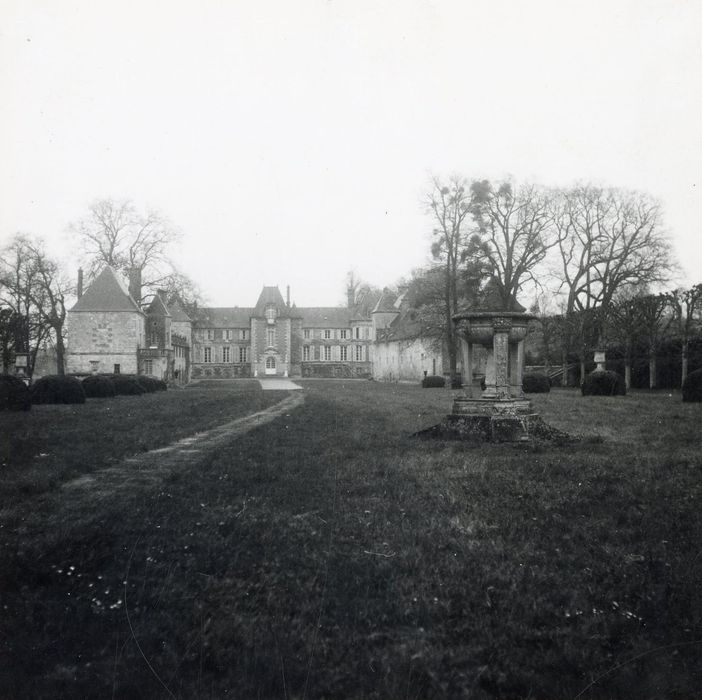 vue générale du château dans son environnement depuis l’Ouest