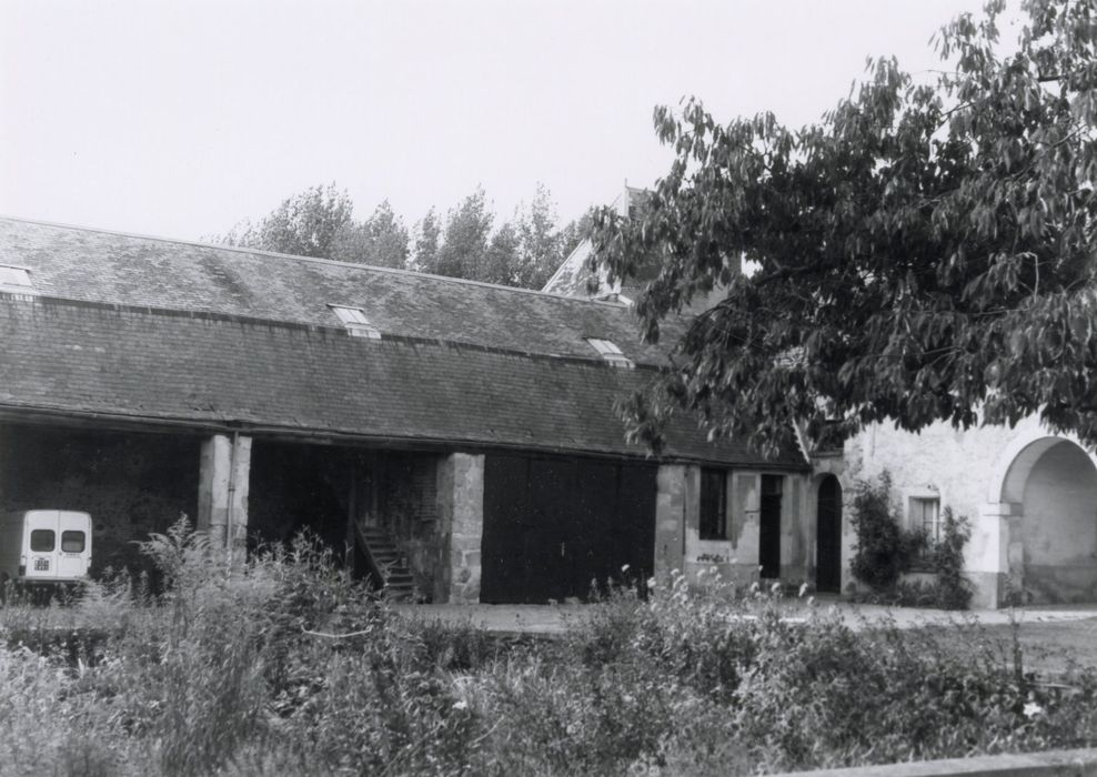 bâtiment ouest dans la cour de la ferme