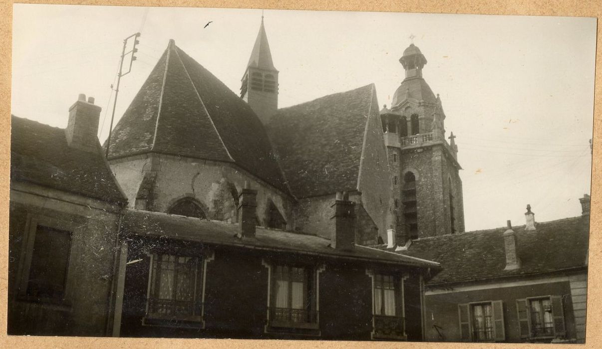 vue partielle de l’église dans son environnement depuis le Nord-Est