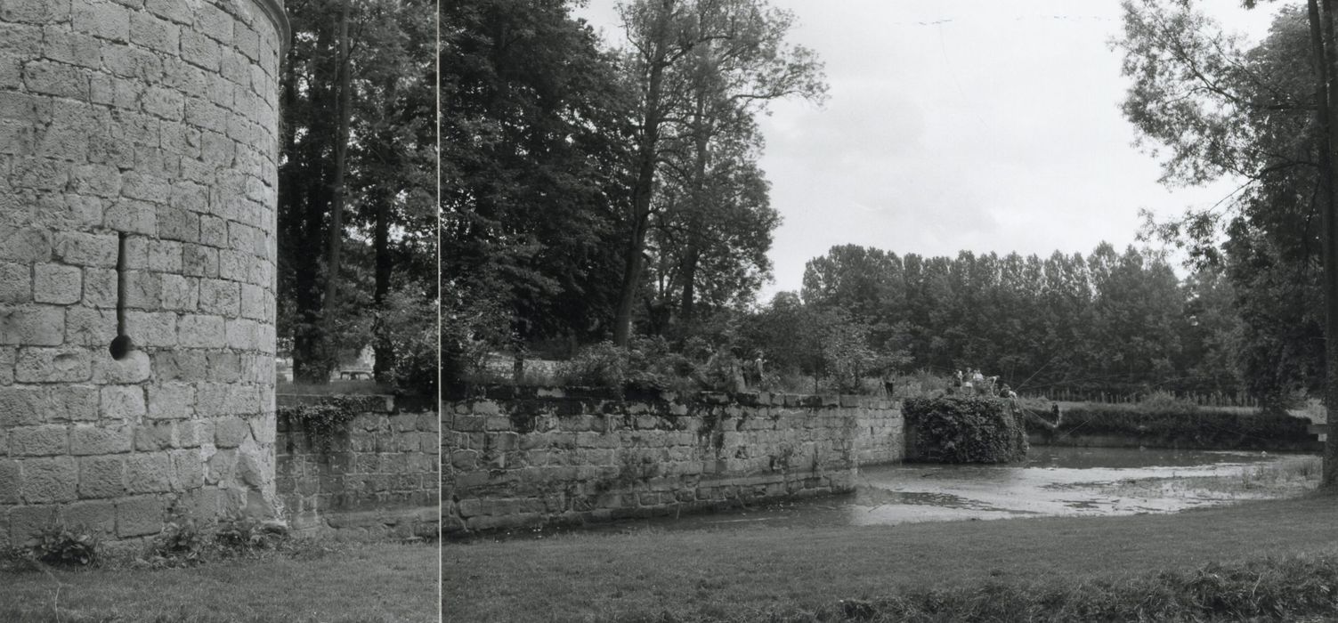 tour de l’ancien châtelet et pièce d’eau à l’Est