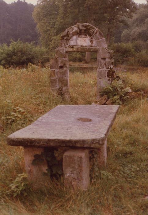 porte et dalle remontées lors des fouilles