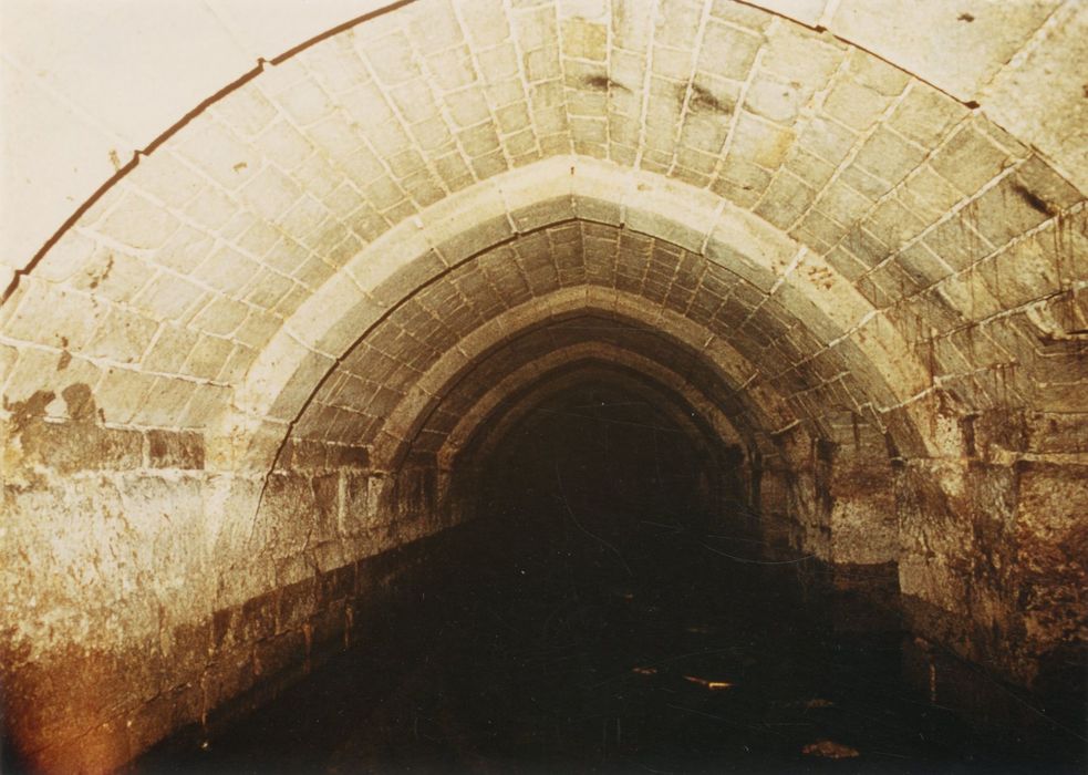 caves situées dans l’ancien grand parc