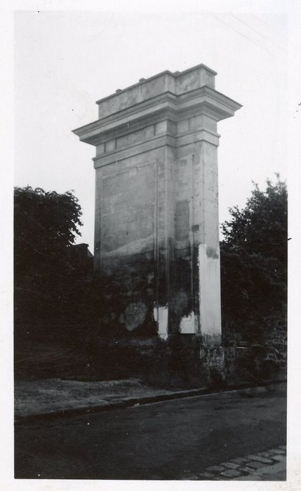 vue partielle de la porte monumentale