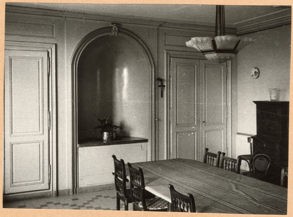 rez-de-chausée, salle à manger, vue partielle des lambris de revêtement