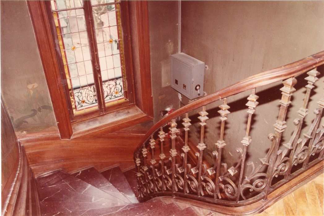 escalier principal, vue partielle