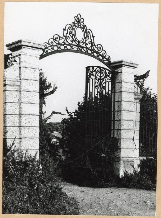 grille d’accès monumentale sur rue