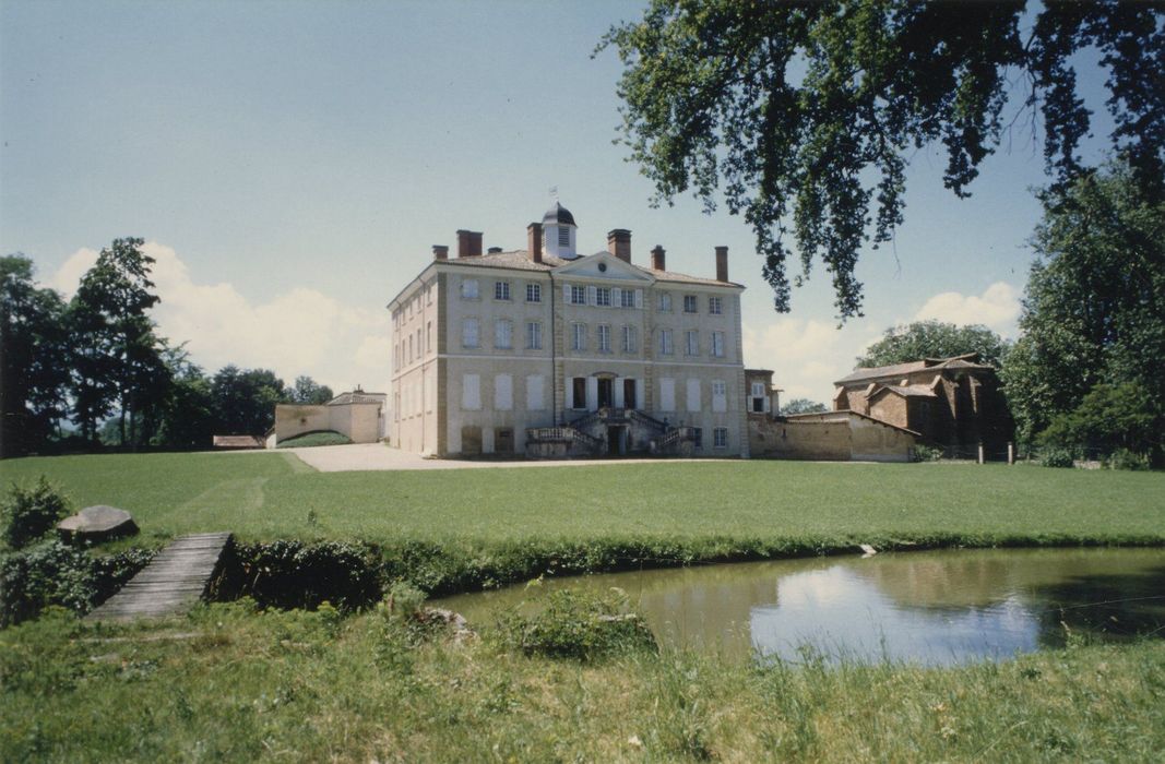 vue générale du château dans son environnement depuis l’Est