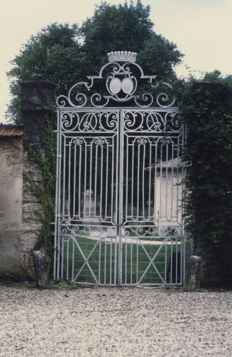 grille d’accès sud à la cour intérieure