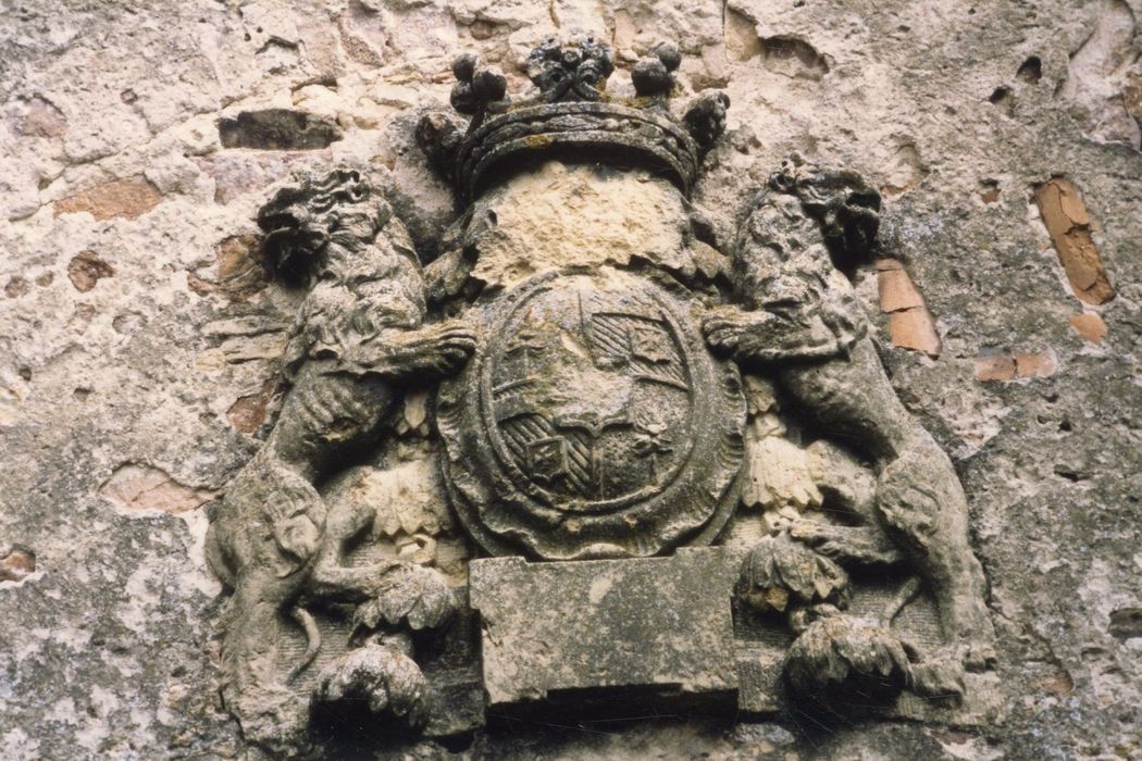 chapelle, façade ouest, détail d’un bas-relief aux armes des D’Epiney