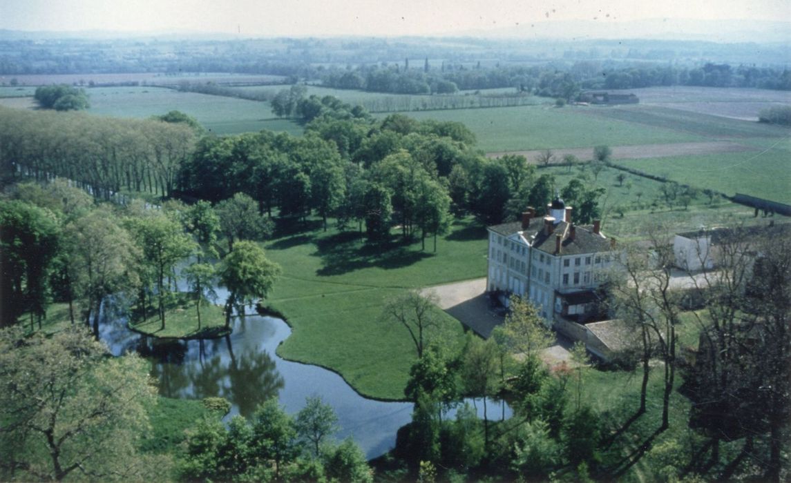 vue aérienne du château dans son environnement