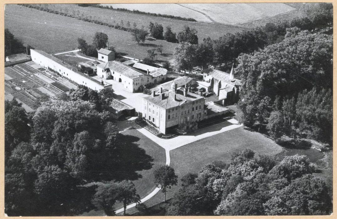 vue aérienne du château dans son environnement