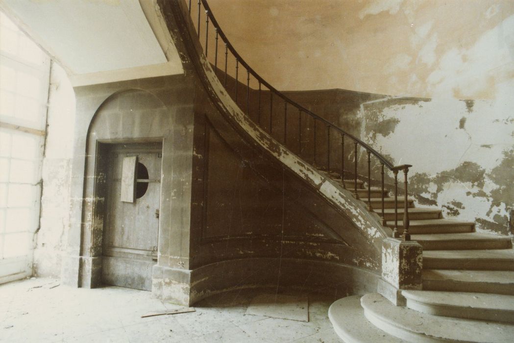 rez-de-chaussée, escalier (pièce n°2)